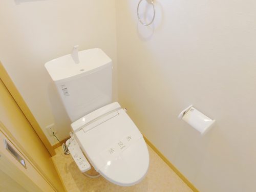【トイレ】温水洗浄便座付き 換気と明かり取り窓付き